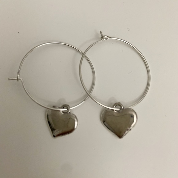 l a s t  one|  silver heart mini hoop earrings🤍✨ - Picture 4 of 7